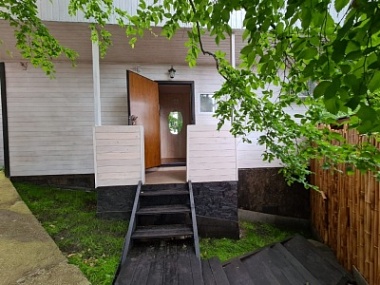 Двухкомнатный домик с балконом и ванной.
